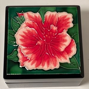 Lacquer trinket / jewelry box with hibiscus flower